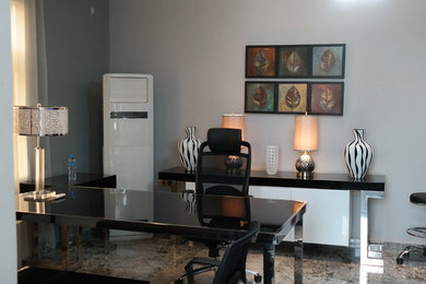 Imagen de despacho contemporáneo de tamaño medio con paredes grises y escritorio independiente