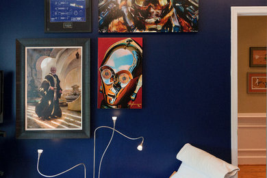 ワシントンD.C.にある低価格の中くらいなコンテンポラリースタイルのおしゃれな書斎 (青い壁、無垢フローリング) の写真