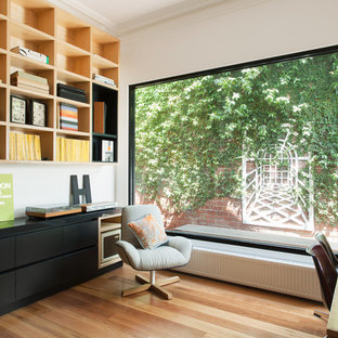 Exemple d'un bureau tendance de taille moyenne avec un mur blanc, un sol en bois brun, aucune cheminée et un bureau indépendant.