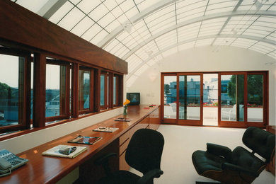 Diseño de despacho contemporáneo con paredes blancas y escritorio empotrado