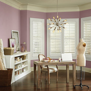 Cette photo montre un bureau atelier chic avec un mur violet, un sol en bois foncé et un bureau indépendant.