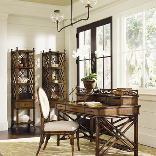 Idée de décoration pour un bureau ethnique de taille moyenne avec un mur beige, un sol en bois brun, aucune cheminée et un bureau indépendant.