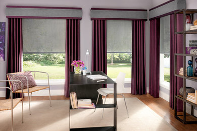 Идея дизайна: кабинет в стиле неоклассика (современная классика) с фиолетовыми стенами и отдельно стоящим рабочим столом