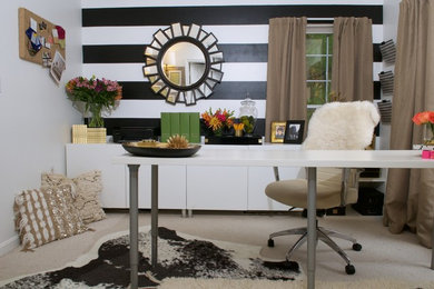 Ejemplo de despacho contemporáneo pequeño con paredes blancas y escritorio independiente