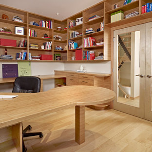 Cette photo montre un bureau tendance de taille moyenne avec un mur beige, un sol en bambou, aucune cheminée et un bureau intégré.