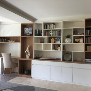 Großes Modernes Lesezimmer mit weißer Wandfarbe, Travertin, Einbau-Schreibtisch und beigem Boden in Sydney