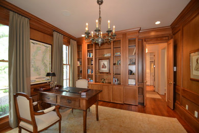 Example of a classic home office design in New Orleans