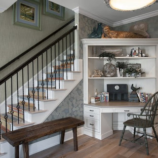 Cette image montre un petit bureau victorien avec un mur bleu, un sol en bois brun et aucune cheminée.