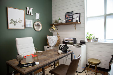 Ejemplo de despacho clásico renovado de tamaño medio sin chimenea con paredes verdes, suelo de madera en tonos medios, escritorio independiente y suelo marrón