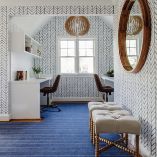 Idéer för stora vintage hemmabibliotek, med vita väggar, mellanmörkt trägolv, ett inbyggt skrivbord och brunt golv