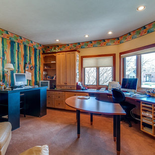 Idee per uno studio american style di medie dimensioni con pareti multicolore, moquette e scrivania autoportante