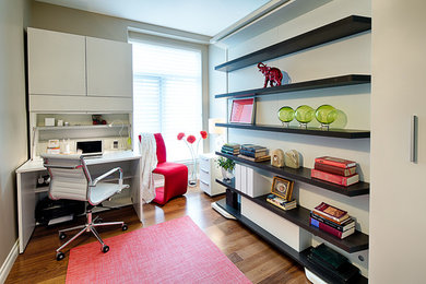 Foto de despacho moderno pequeño sin chimenea con paredes beige y escritorio independiente