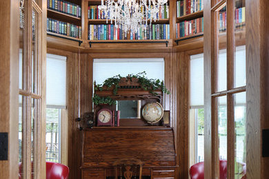 Inspiration för ett mellanstort vintage hemmabibliotek, med bruna väggar, ett fristående skrivbord och ljust trägolv