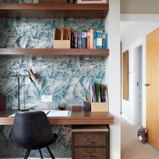 Inspiration pour un petit bureau design avec moquette, un bureau intégré, un sol beige et du papier peint.