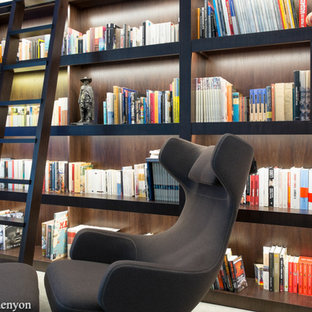 Foto di uno studio di medie dimensioni con libreria, pavimento con piastrelle in ceramica e scrivania autoportante