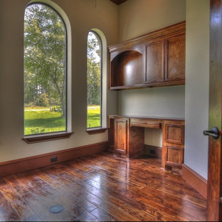 Example of a classic home office design in Houston