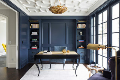 Großes Klassisches Arbeitszimmer ohne Kamin mit Arbeitsplatz, blauer Wandfarbe, dunklem Holzboden und freistehendem Schreibtisch in Montreal