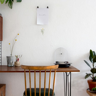 Mittelgroßes Nordisches Arbeitszimmer mit Arbeitsplatz, weißer Wandfarbe und freistehendem Schreibtisch in Berlin