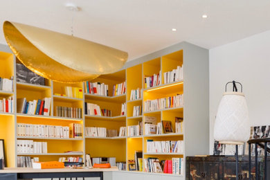 Réalisation d'un bureau minimaliste de type studio avec un mur blanc, parquet clair, aucune cheminée, un bureau intégré et un sol beige.