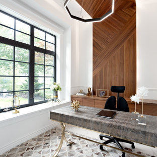 Réalisation d'un petit bureau design en bois avec un mur blanc, un sol en carrelage de porcelaine, un bureau indépendant, un sol blanc et un plafond en bois.