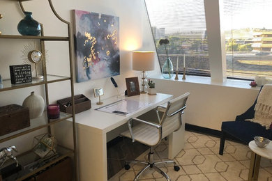 サンディエゴにあるコンテンポラリースタイルのおしゃれなホームオフィス・書斎 (白い壁、自立型机) の写真