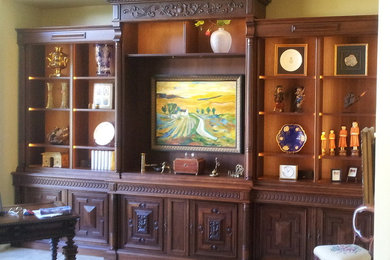 Foto de despacho clásico grande sin chimenea con paredes beige, suelo de baldosas de cerámica, escritorio independiente y suelo beige