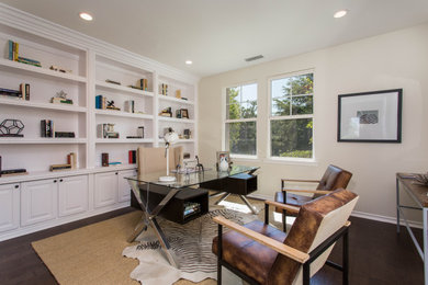 Example of a home office design in Los Angeles