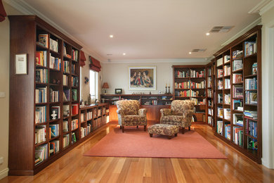 メルボルンにある高級な巨大なトラディショナルスタイルのおしゃれなホームオフィス・書斎の写真