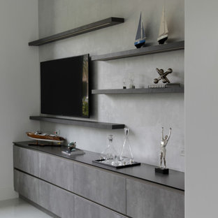 Immagine di uno studio contemporaneo di medie dimensioni con libreria, pareti bianche, pavimento con piastrelle in ceramica, scrivania autoportante e pavimento grigio