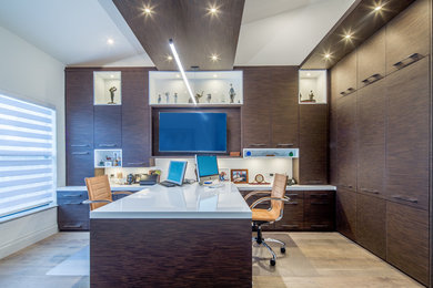 Großes Modernes Arbeitszimmer mit Arbeitsplatz, weißer Wandfarbe, hellem Holzboden und Einbau-Schreibtisch in Miami