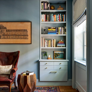 Cette photo montre un bureau chic de taille moyenne avec un mur bleu, un sol en bois foncé et un sol multicolore.