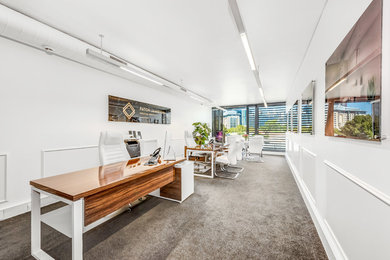 Idéer för ett modernt arbetsrum, med vita väggar, heltäckningsmatta och grått golv