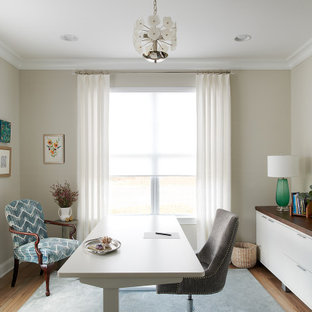 Inspiration pour un bureau traditionnel de taille moyenne avec un mur gris, moquette, aucune cheminée, un bureau indépendant et un sol bleu.