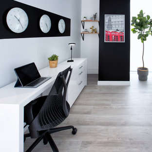 Inspiration pour un petit bureau nordique de type studio avec un bureau indépendant, un mur gris, aucune cheminée et un sol en vinyl.