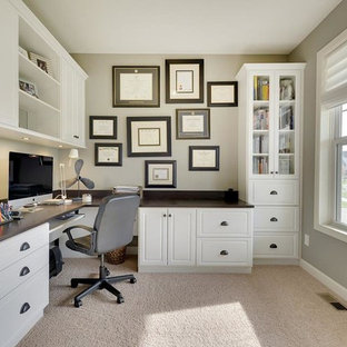 Aménagement d'un bureau craftsman de taille moyenne avec un mur beige, moquette, aucune cheminée et un bureau intégré.