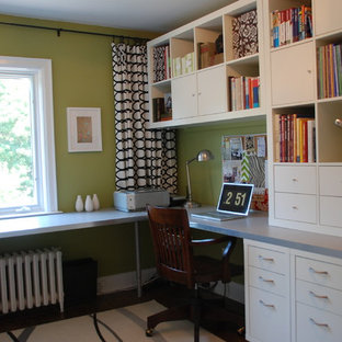 Idée de décoration pour un bureau tradition avec un mur vert.