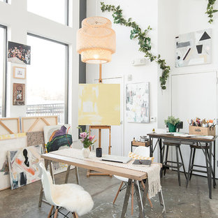 Aménagement d'un bureau éclectique de type studio avec un mur blanc, béton au sol, un bureau indépendant et un sol gris.