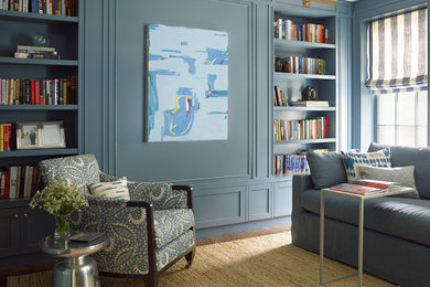 Источник вдохновения для домашнего уюта: домашняя библиотека среднего размера в стиле неоклассика (современная классика) с синими стенами, темным паркетным полом, отдельно стоящим рабочим столом и коричневым полом
