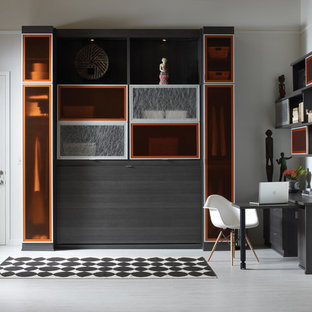 Réalisation d'un grand bureau design avec un mur blanc, un sol en vinyl, un bureau intégré, aucune cheminée et un sol gris.