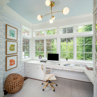 Klassisches Arbeitszimmer mit Arbeitsplatz, weißer Wandfarbe, dunklem Holzboden, Einbau-Schreibtisch, braunem Boden und Tapetenwänden in Philadelphia