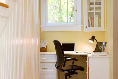 ナッシュビルにある高級な小さなトラディショナルスタイルのおしゃれな書斎 (黄色い壁、淡色無垢フローリング、暖炉なし、造り付け机) の写真
