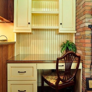 Immagine di un piccolo ufficio classico con pareti marroni, pavimento con piastrelle in ceramica e scrivania incassata