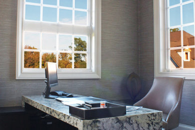 Diseño de despacho minimalista de tamaño medio con paredes grises, suelo de madera oscura y escritorio empotrado