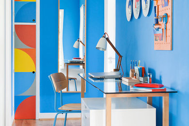 Пример оригинального дизайна: маленькое рабочее место в современном стиле с синими стенами, светлым паркетным полом и отдельно стоящим рабочим столом без камина для на участке и в саду