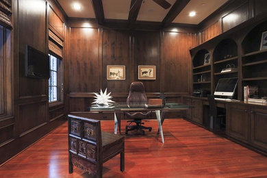 Ispirazione per un grande ufficio classico con pavimento in legno massello medio e scrivania autoportante