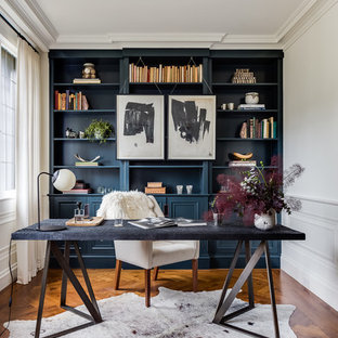 Klassisches Arbeitszimmer mit Arbeitsplatz, weißer Wandfarbe, braunem Holzboden und freistehendem Schreibtisch in Providence