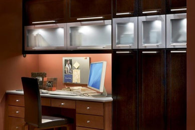 Modelo de despacho minimalista grande con escritorio empotrado