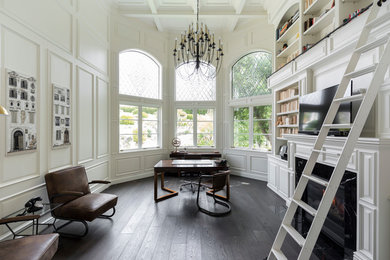 Idées déco pour un bureau classique de taille moyenne avec un mur blanc, parquet foncé, aucune cheminée, un bureau indépendant et un sol marron.