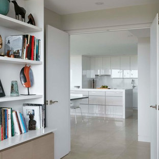 Idee per uno studio contemporaneo di medie dimensioni con libreria, pareti bianche, pavimento con piastrelle in ceramica, nessun camino, scrivania incassata e pavimento beige
