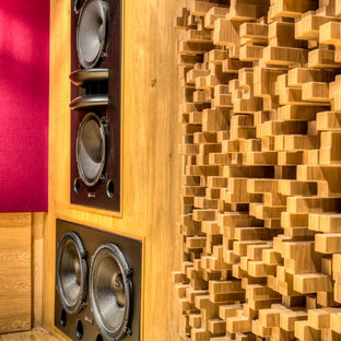 Exemple d'un grand bureau tendance de type studio avec un mur rouge, un sol en bois brun, aucune cheminée, un bureau indépendant et un sol marron.